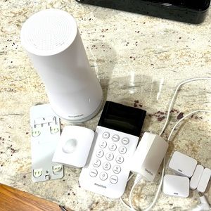 SimpliSafe home security system w 4 sensors, motion detector, keypad w/mount
